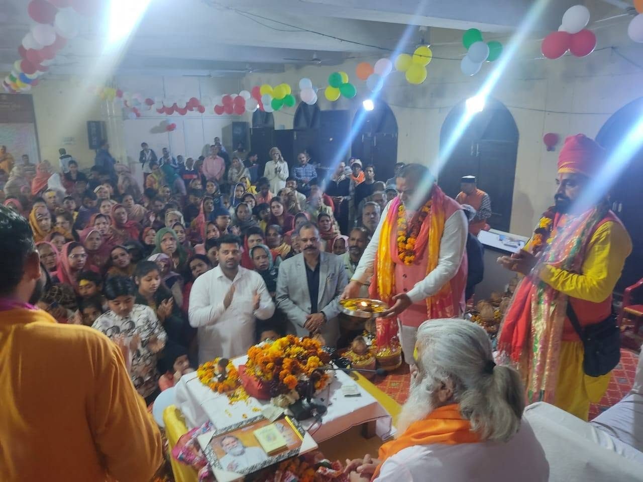 Aarti during a community programme with the congregation standing