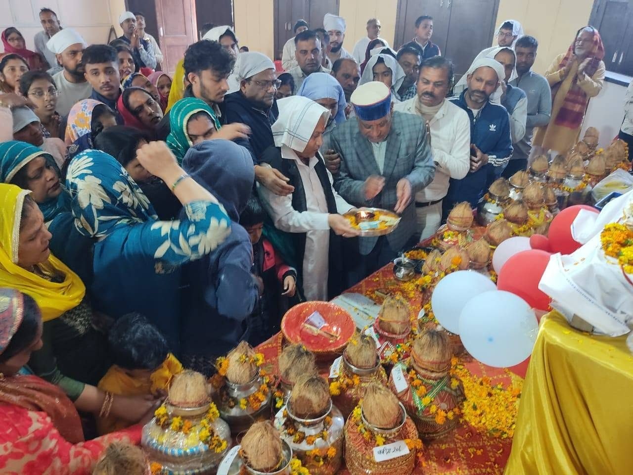 The congregation gathered around the kalash during aarti